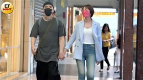 人氣頗高的兩性作家H，日前被直擊與單親媽媽KOL「Selena」陳珮甄牽手約會。（圖／CTWANT）