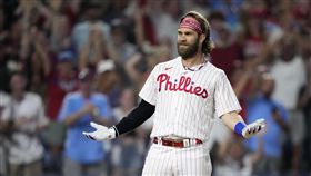 ▲費城人哈波（Bryce Harper）跑出場內全壘打。（圖／美聯社／達志影像）