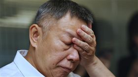 高虹安遭起訴 柯文哲表力挺台灣民眾黨主席柯文哲14日針對新竹市長高虹安涉嫌詐領助理費遭起訴，在台北舉行記者會發表聲明及立場。圖為柯文哲在記者會上摘下眼鏡揉眼。中央社記者王飛華攝  112年8月14日