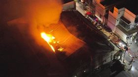 ▲彰化縣秀水鄉一家專門生產氧化鋰鐵電池芯的工廠昨日深夜發生火災。（圖／翻攝畫面）