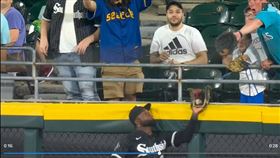 ▲白襪中外野手羅伯特（Luis Robert Jr.）沒收前洋基一壘手福特（Mike Ford）全壘打。（圖／翻攝自MLB官網）