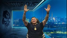 館長在直播中痛批，看他們的民調就知道，「他們操作台灣有多噁心，所有媒體都 X的可以控制的啊！」（圖／翻攝自館長惡名昭彰）