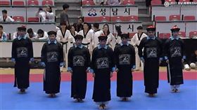 深圳一間「X-跆拳道館」參加世界跆拳道大賽拿下跆拳舞冠軍，沒想到創新穿上殭屍裝跳舞，卻出了大包。（圖／翻攝自微博／CTWANT提供）名家