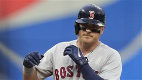 ▲紅襪捕手麥奎爾（Reese McGuire）3壞球突然擺短棒。（圖／美聯社／達志影像）