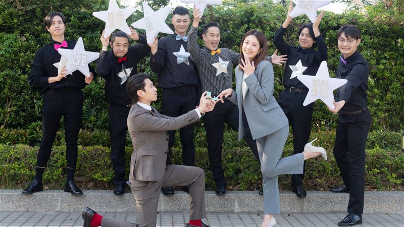 男星突襲女友辦公室　七夕大陣仗「求婚」