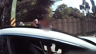 賓士逆停路中害塞車！竟是駕駛吸笑氣睡著