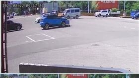 7旬嬤騎車疑恍神闖紅燈　遭攔腰撞破頭亡（圖／翻攝畫面）