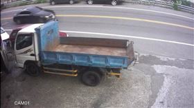 ▲2台黑色轎車不知何故對台東山西路1間汽車保養廠連開數槍，造成一台小貨車擋風玻璃毀損。（圖／翻攝畫面）