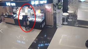 ▲南港警方日前獲報一名女子於南港車站商店街偷竊，總計至少9家店家受害。(圖／翻攝畫面)