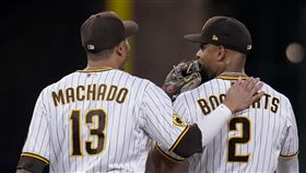 ▲教士馬查多（Manny Machado）和柏嘉斯（Xander Bogaerts）合力演出刺殺。（圖／美聯社／達志影像）