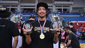 柯克瑞爾（Pierre Crockrell II）不但獲選最佳5人還抱回大會MVP殊榮。（圖／中華籃協提供）
