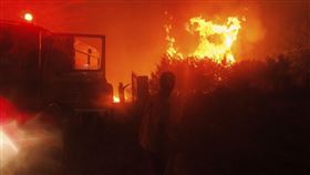 東北部港口城市亞歷山德魯波利斯野火肆虐。（圖／美聯社／達志影像）