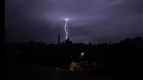 雷雨胞來襲！彰化打雷閃電狂炸598戶停電（圖／翻攝畫面）