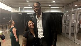 ▲女球迷在推特發文遇見KD，照片一看竟是「魔獸」。（圖／翻攝自L Dubb推特）