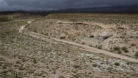 大規模泥石流沖進洛杉磯與棕櫚泉間的山腰小社區，救援人員從漲水的河流中救出數人。（圖／美聯社／達志影像）