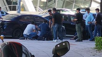 新／直擊當街圍捕！大批警力壓制疑犯