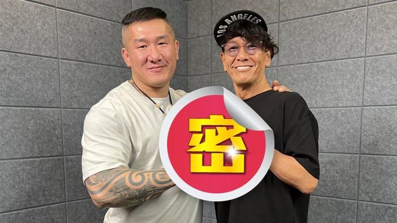 館長合照加藤鷹比「這手勢」！網：錯了