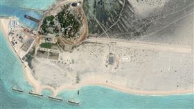 中國似在西沙群島中建島上興建簡便飛機跑道。（圖／翻攝自twitter.com/IndoPac_Info）