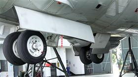 雙十國慶大典空軍慢速機隊飛越總統府，後勤維保作業P3C反潛機起落架收放檢測。（記者邱榮吉/屏東拍攝）