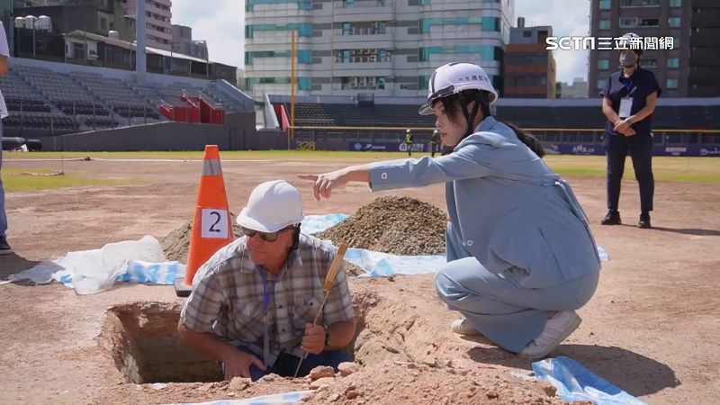 高虹安（右）上任後多次開挖新竹市立棒球場，並邀請美國大聯盟等級專家進場評估缺失改進