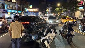 ▲新北市新店晚間6點多，北宜路一段、中興路一段路口發生嚴重車禍，一輛BMW轎車疑似逆向撞上正在停等紅綠燈的新店客運及4名機車騎士，其中1名騎士當場沒有生命跡象，送醫搶救中。（圖／翻攝畫面）