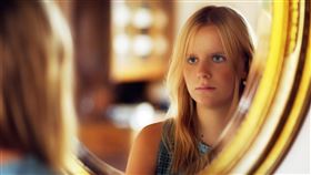 照鏡子,翻攝自pexels