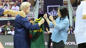 前立陶宛女總統格里包斯凱特也特別致贈一件立陶宛的球衣給蔡英文總統。（圖／T1聯盟提供）