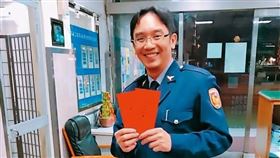 官拜2線3星的林俊燁，曾任台北市警局議會聯絡人，目前任職後勤科。（翻攝三張犁派出所臉書/鏡週刊）