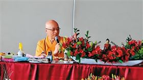 海濤（左）獨立弘法後，與原本是在家女弟子的雲燈法師（右）曾在去年舉行信徒見面會。（翻攝The Nerd Boss Show YouTube）