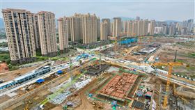 中國房市急轉下滑  國務院官媒釋出解除限購信號中國房地產市場4月急轉下滑後，中國國務院旗下官媒6日發表題為「一線城市房地產限購應適時優化調整」的評論，強調限購等這類房地產調整的行政手段應適時優化調整，直至退出。圖為4月24日，福建省福州市一處新建案。（中新社提供）中央社  112年6月6日