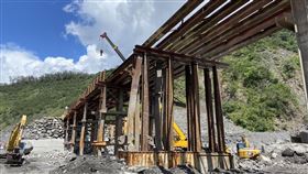 南橫公路明霸克露橋河床涵管便道被土石流沖毀。翻攝畫面