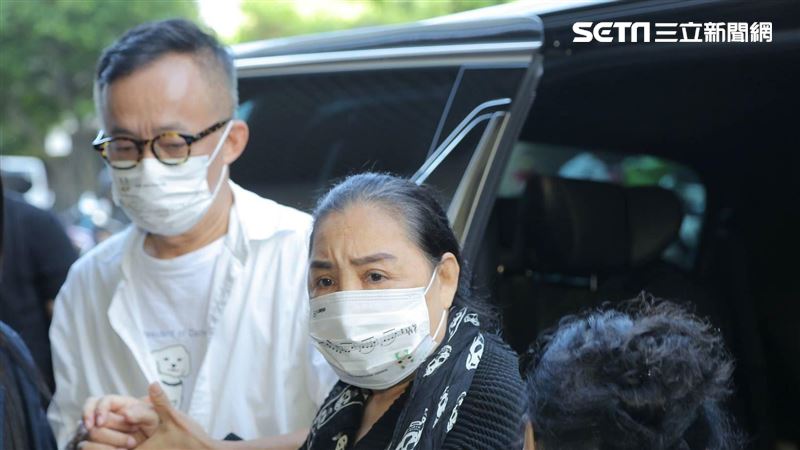 藝人陳盈潔赴北檢報到　下車全程不發一語