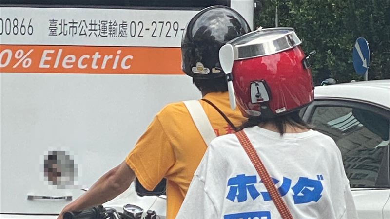 後座女戴大同電鍋安全帽　網紅讚：是真愛