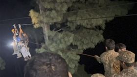 巴基斯坦山驚傳纜車纜索斷裂事故，導致8名乘客整天困在高山峽谷中，官方也緊急出動救援。（圖／美聯社／達志影像）
