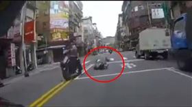 後座掉落機車（圖／翻攝自爆廢公社二館）