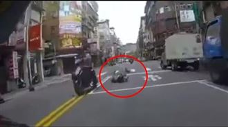 後座妹摔車！機車猴跨雙黃線狂噴10秒髒話