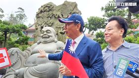 郭台銘、洪允典參拜海印寺。(圖/記者陳怡潔拍攝)