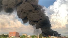 梧棲回收場大火，環保局稽查，最高開罰800萬，塑膠微粒燃燒，空屋，臭氣瀰漫，黑煙(圖／翻攝自梧棲串起來臉書社團)