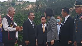 蔡英文今（23）日赴金門太武山公墓出席「八二三戰役勝利65週年紀念活動」，國民黨總統參選人、新北市長侯友宜同場。（圖／記者盧素梅攝影)