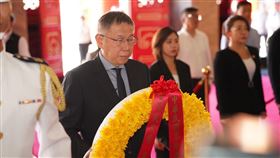 柯文哲赴忠烈祠「緬懷八二三戰役勝利65周年」。（圖／民眾黨提供）