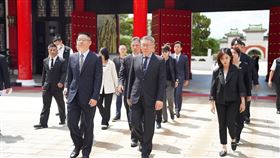 柯文哲赴忠烈祠「緬懷八二三戰役勝利65周年」。（圖／民眾黨提供）