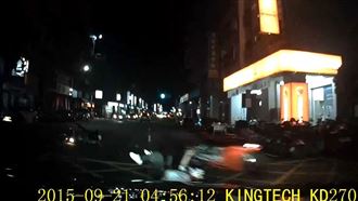 台中騎士恍神追撞噴飛　網：差1秒見上帝