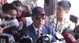 郭台銘乘船繞行大膽島一周。