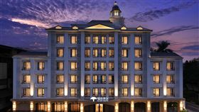 福容徠旅水里山林裡的藝術旅店，黃昏時光展現出動人的意境。（圖／旅宿業者提供）