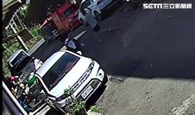 南投男當街隨機砍！里幹事手奪刀傷勢嚴重（圖／翻攝畫面）