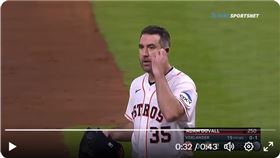 ▲韋蘭德（Justin Verlander）比賽中更換投捕暗號裝置（PitchCom）。（圖／翻攝自推特）
