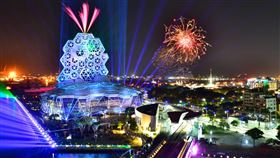 高雄流行音樂中心元旦施放223秒「大港花火」即將於元旦舉行的「高流幸福式演唱會」預計施放長達223秒的「大港花火」，絕美港景搭配日劇「初戀」主題曲和燈光秀，象徵2023年分分秒秒都將是幸福時光。高雄流行音樂中心於30日晚間試打大港花火。（高雄市政府提供）中央社記者曾以寧傳真  111年12月31日