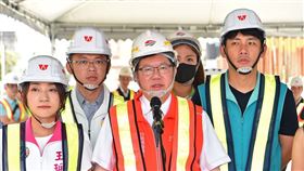 行政院副院長鄭文燦今（23）日視察桃園鐵路地下化平鎮車站工程。（圖／行政院提供)