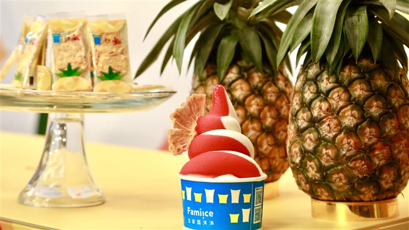超搭！吃全家霜淇淋　就送一包台南鳳梨配