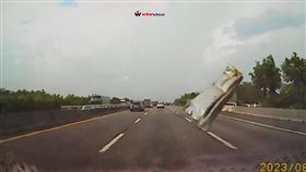 勇嬤急看孫，鐵片砸破擋風玻璃，膠帶貼滿繼續開，(圖／翻攝自wowCHOUT-地圖型行車影像分享平台)